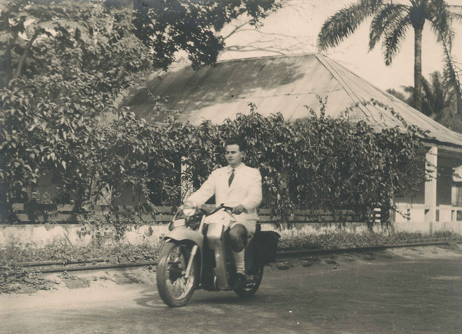 Image d'époque d'un homme à moto